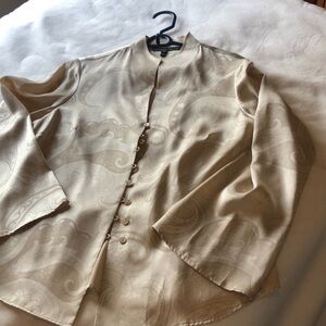 Layfayette 148 women’s blouse light gold printed silk. Size 8